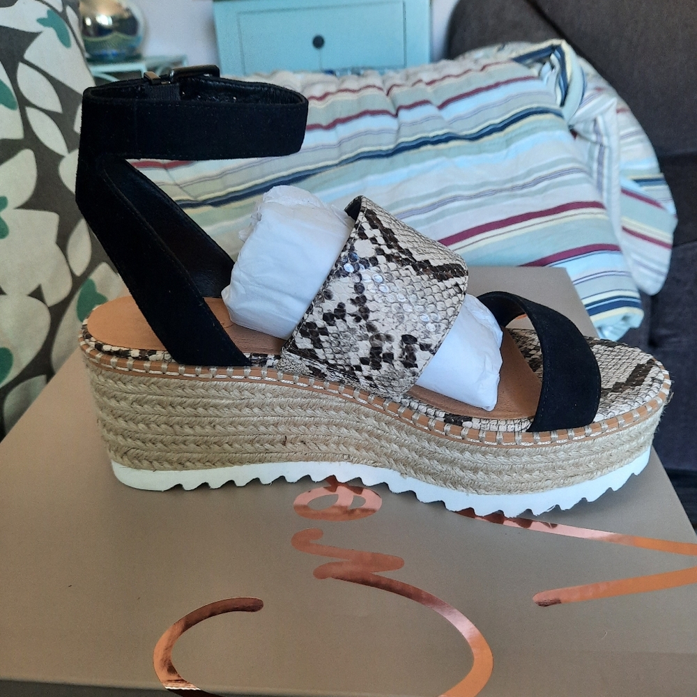 Beautiful brand new in box crown vintage sandals